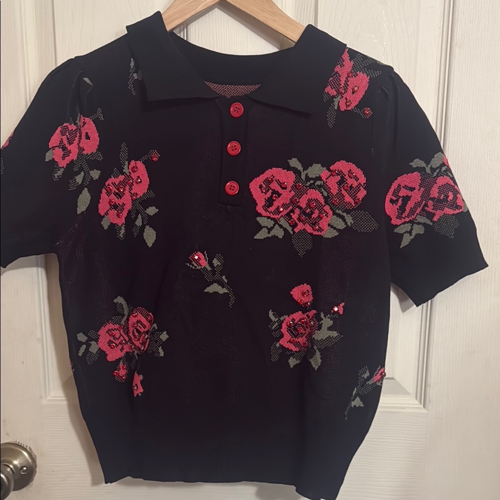 Black and Pink Polo with Floral Knit Design usada como como nueva sin estiketa